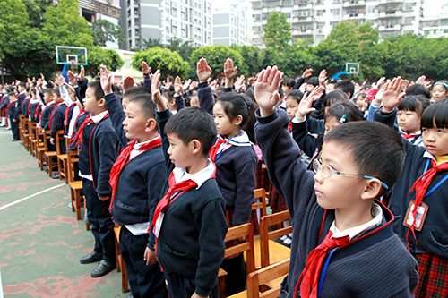 03、圖為開學典禮升國旗時國際部學生行隊禮