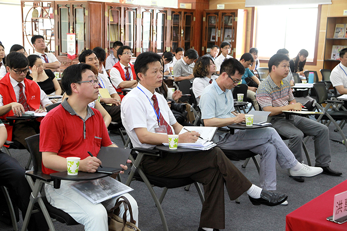 圖為新區(qū)教科培領導、新區(qū)各學校教師參加小班化課堂教學觀摩課