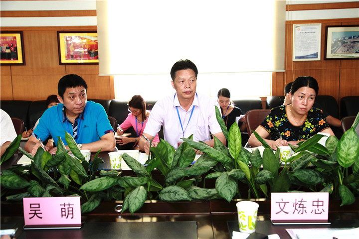 06.圖為學校戴桓標校長（中）、王開利副校長（左）、集團程琳娜主任（右）參加調研情況反饋會