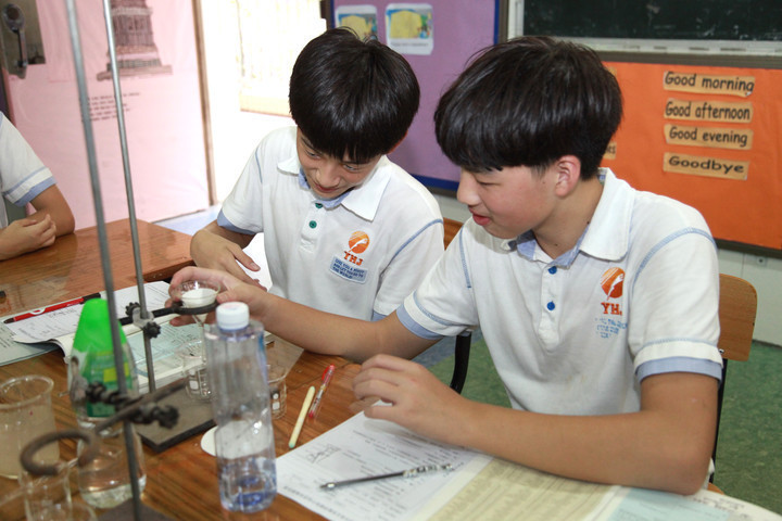 學(xué)生在創(chuàng)新課堂專注進行創(chuàng)作實驗