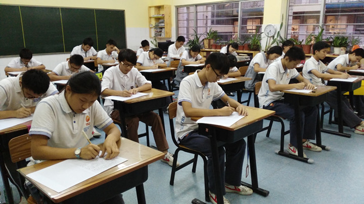 深圳市龍華中英文實(shí)驗(yàn)學(xué)校初中部舉行現(xiàn)場作文比賽