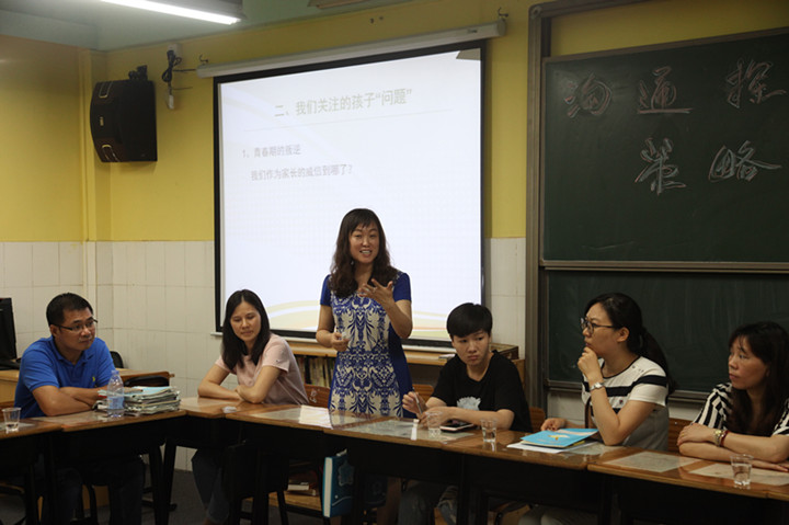 爭當(dāng)這樣的家長：為孩子做表率，與學(xué)校共育才——深圳市龍華中英文實驗學(xué)校初中部家長會圓滿召開