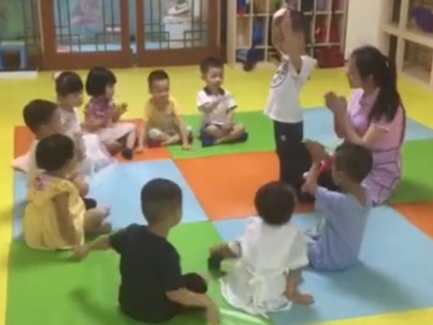 〈江南名苑中心〉拍拍手，大家互相介紹自己