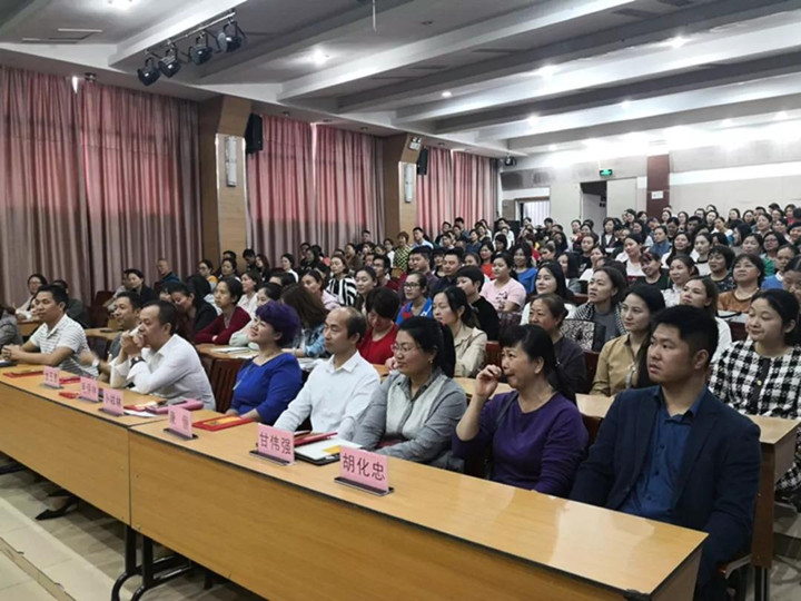 若為人父母是一場人生旅行，美麗風景要靠你引領孩子發(fā)現(xiàn) ——致龍華中英文實驗學校家長學校開學儀式