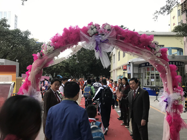 我去上學(xué)校，花兒對(duì)我笑——龍華中英文開學(xué)第一天秩序井然