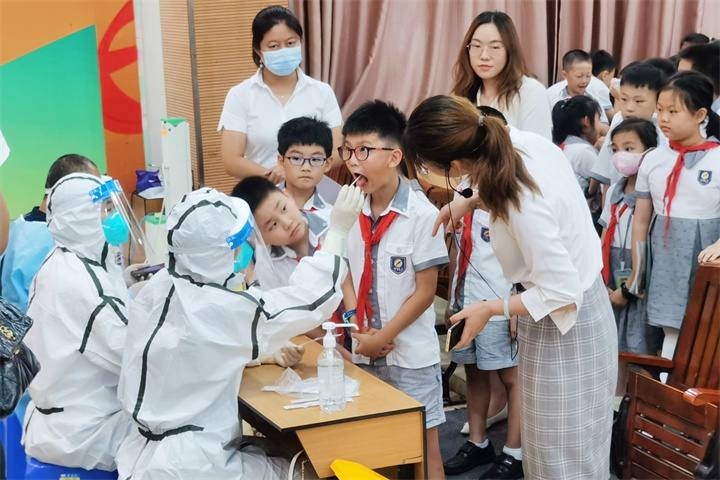 共同戰(zhàn)“疫”，龍華中英文在行動(dòng)!——學(xué)校組織志愿者支援社區(qū)防疫一線