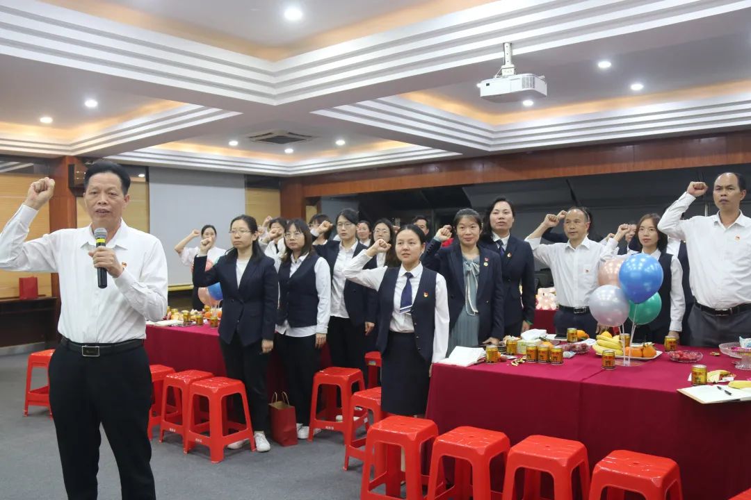 憶入黨初心，擔責任使命——龍華中英文實驗學校黨支部為黨員辦集體政治生日會
